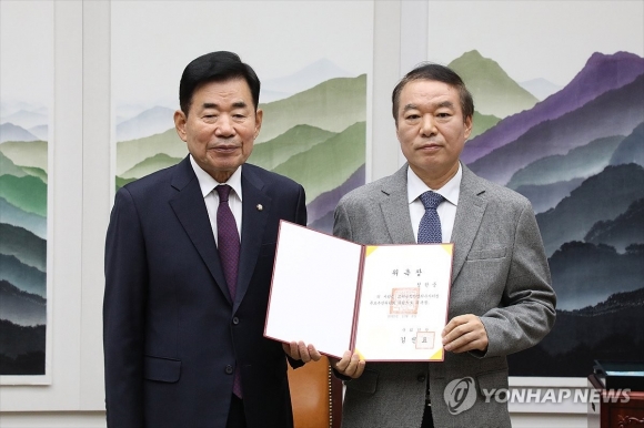 정한중 한국외대 교수가 지난 8일 서울 여의도 국회에서 열린 공수처장후보추천위원회 위원 위촉식에서 위촉장을 받은 후 김진표 국회의장과 기념촬영을 하고 있다.