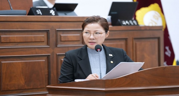 하남시의회 정혜영 의원이 지난 9일 열린 하남시의회 제2차 본회의 시정질문을 통해 하남시 원도심 노후화에 대한 대책 및 생활개선 대안에 대한 질의를 이어가고 있다. 하남시의회 제공