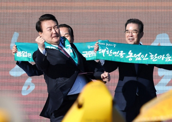 어퍼컷 세리머니 하는 윤석열 대통령 - 윤석열 대통령이 10일 오후 경기 수원 팔달구 서호 잔디광장에서 열린 제28회 농업인의 날 기념식에서 어퍼컷 세리머니를 하고 있다. 2023.11.10 대통령실통신사진기자단