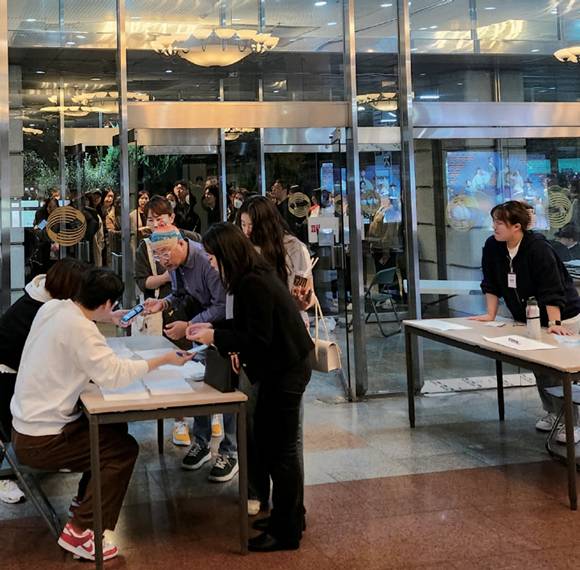 11월1일 새로운 버전 《개그콘서트》의 첫 녹화 직전 스튜디오에 들어가기 위해 장사진을 이룬&nbsp;방청객들 ⓒ시사저널 오종탁