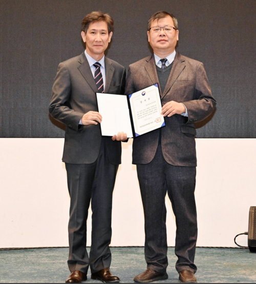 사행산업통합감독위원회 오균 위원장과 국민체육진흥공단 박태영 전무가 표창 후 기념사진을 찍고 있다. 국민체육진흥공단 제공