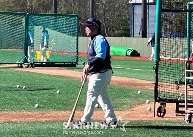 김광수 롯데 벤치코치가 선수들을 지도하고 있다. /사진=양정웅 기자