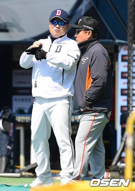 지난 2017년의 김태형 감독(왼쪽)과 김광수 코치.