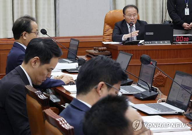 국회 사무처 향해 발언하는 윤재옥 원내대표 (서울=연합뉴스) 신준희 기자 = 국회 운영위원장인 국민의힘 윤재옥 원내대표가 10일 국회에서 열린 운영위 전체회의에 출석한 이광재 국회 사무총장을 향해 발언을 하고 있다.
     윤 원내대표는 앞서 "(민주당이) 국회 사무처와 짬짜미가 돼서 국회법을 불법 부당하게 해석하고, 국회법의 근간이 되는 '일사부재의' 원칙을 훼손하려는 시도에 대해선 좌시하지 않을 것"이라고 말한 바 있다. 2023.11.10 hama@yna.co.kr