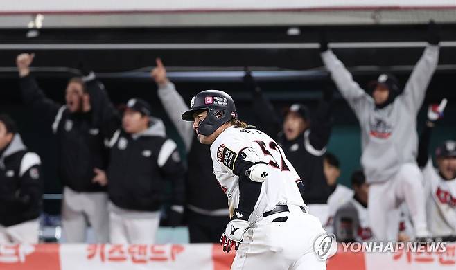 박병호 '8회말 역전 보여줄게' (수원=연합뉴스) 김성민 기자 = 10일 경기도 수원케이티위즈파크에서 열린 2023 KBO 한국시리즈 3차전 LG 트윈스와 kt wiz의 경기. 8회말 1사 2루 kt 박병호가 역전 2점 홈런을 치고 타구를 바라보며 그라운드를 달리고 있다. 2023.11.10 ksm7976@yna.co.kr