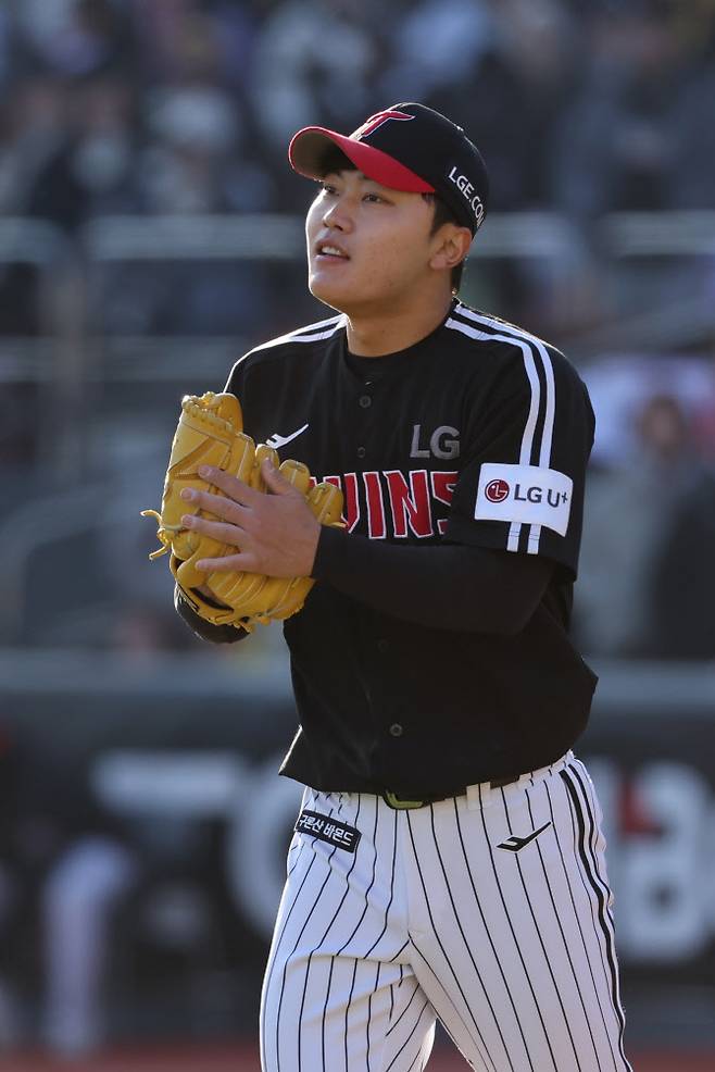 11일 수원케이티위즈파크에서 열린 2023 KBO 한국시리즈 4차전 LG트윈스와 KT위즈 경기. 5회말 2사 1루 KT오윤석을 땅볼로 잡아내며 이닝을 마친 LG 선발투수 김윤식이 수비를 향해 박수치며 더그아웃으로 향하고 있다. 사진=연합뉴스