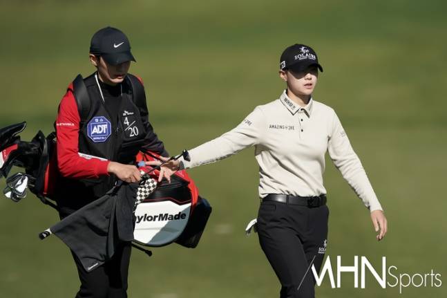 박성현이 10일 열린 SK쉴더스 Sk텔레콤 챔피언십 1라운드 경기 도중 '캐디' 김시원에게 퍼터를 건네받고 있다.(사진=춘천, 박태성 기자)