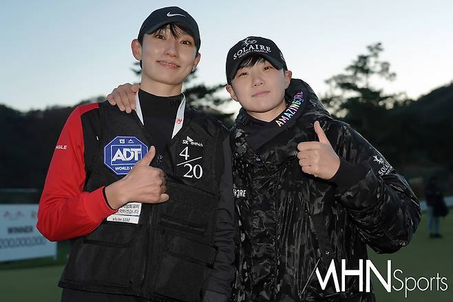 김시원과 박성현이 10일 열린 SK쉴더스 SK텔레콤 챔피언십 1라운드를 마친 후 자신감을 나타내고 있다.(사진=춘천 박태성 기자)