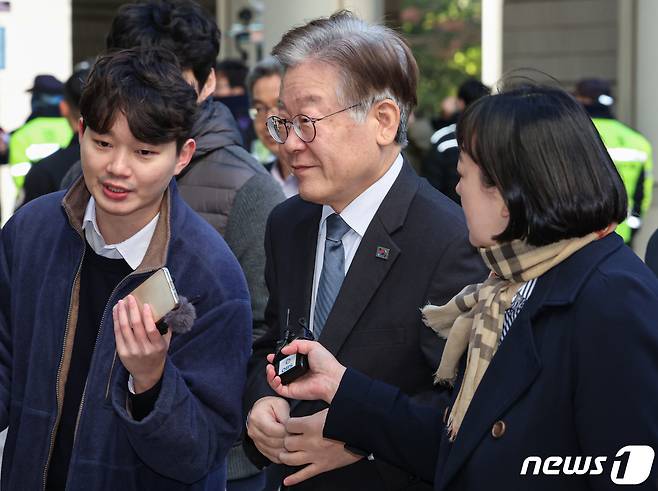 이재명 더불어민주당 대표가 10일 서울 서초구 서울중앙지방법원에서 열린 공직선거법 위반 1심 속행 공판에 출석하고 있다. 2023.11.10/뉴스1 ⓒ News1 김도우 기자