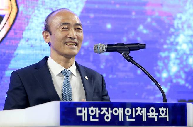 10일 화성종합경기타운 실내체육관에서 열린 화성시청 시각장애인 축구단 창단식에서 정진완 회장이 축사를 하고 있다. 사진제공 | 대한장애인체육회