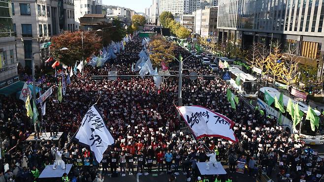 11일 서울 서대문역 부근에서 열린 민주노총 전국노동자대회에서 참석자들이 구호를 외치고 있다. 2023.11.11 /연합뉴스
