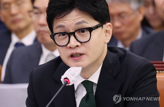 지난달 11일 국회에서 열린 법제사법위원회 국정감사에 출석한 한동훈 법무장관이 의원 질의에 답하고 있다. 연합뉴스