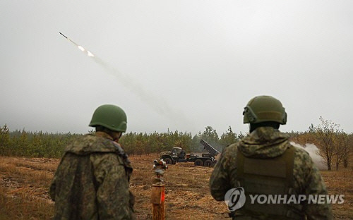 다연장 로켓포 발사하는 러시아군. 타스=연합뉴스