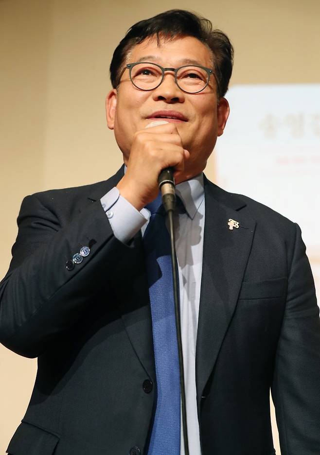 (서울=뉴스1) 박세연 기자 = 송영길 전 더불어민주당 대표가 9일 서울 종로구 조계사 전통문화예술공연장에서 열린 ‘송영길의 선전포고’ 출판기념회에서 인사말을 하고 있다. 2023.11.9./뉴스1 /사진=뉴스1화상