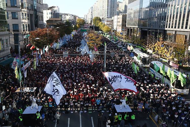 민주노총 조합원들이 11일 서울 서대문역 부근에서 열린 인근에서 열린 전태일 열사 정신 계승 2023 전국노동자대회에서 상징의식을 하고 있다. 공동취재사진