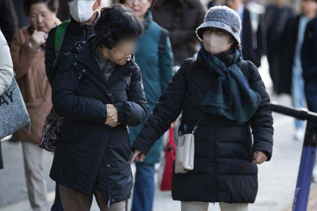 날씨가 영하권으로 접어들면서 시민들이 두터운 옷차림으로 발걸음을 옮기고 있다. 뉴스1