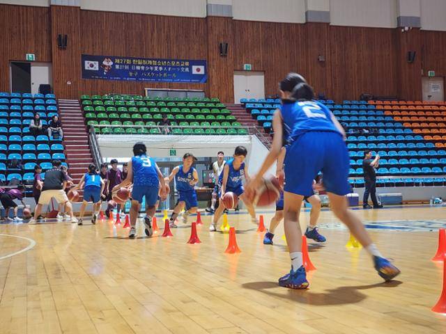 8월 '제27회 한일하계청소년스포츠교류대회'에 참가한 광주 방림초 '광주방림농구클럽' 부원들이 조선대 농구장에서 드리블 연습을 하고 있다. 방림초 제공