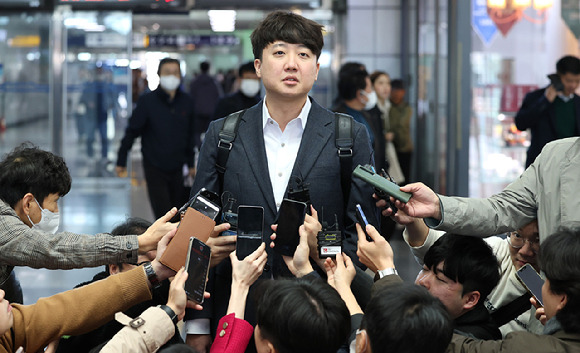 이준석 전 국민의힘 대표가 지난 9일 동대구역 제2맞이방에서 신당 추진 가능성에 대한 발언을 하고 있다 [사진=뉴시스]