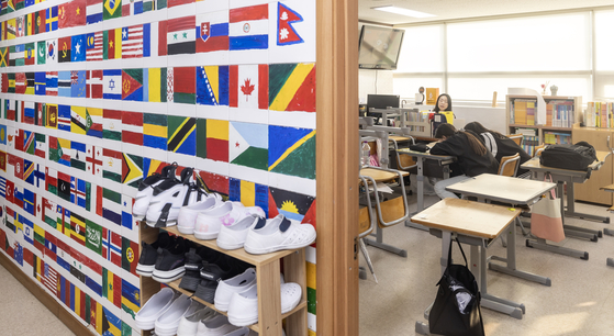 서울 구로구 오류동에 위치한 ‘지구촌 학교’ 2학년 교실 벽에는 학생들이 직접 그린 다양한 국기 그림이 있다. 최기웅 기자