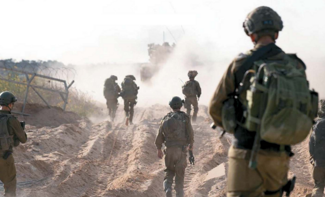 지난 11월 2일(현지시간) 이스라엘 방위군(IDF) 보병들이 가자지구 내 탱크 등이 지나간 것으로 보이는 길을 따라 진군하는 모습. 지난 4일자 본지 매일경제신문 국제면에 실린 사진입니다. [신화·연합뉴스]