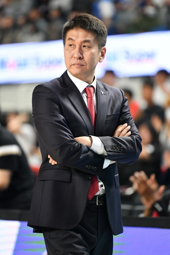 ‘식버지’ 김상식 감독과 정관장의 2023-24시즌은 모든 예상을 비웃듯 순항 중이다. 사진=KBL 제공