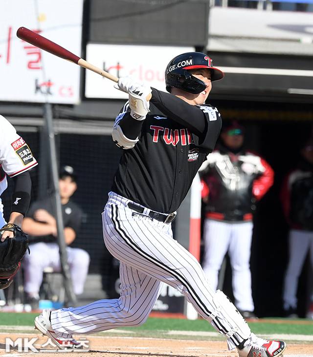 LG 외야수 김현수가 한국시리즈 4차전 선제 2점 홈런을 쏘아 올렸다. 사진(수원)=천정환 기자