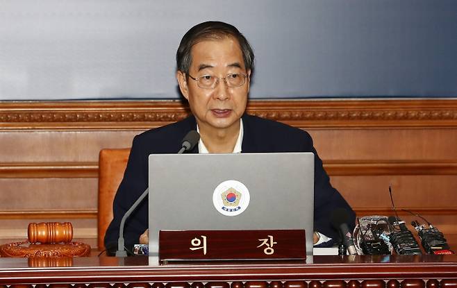 한덕수 국무총리가 일각에서 주장하는 횡재세 도입에 대해 반대의 뜻을 나타냈다. 사진은 과거 국무회의를 주재할 당시의 모습. /사진=뉴스1