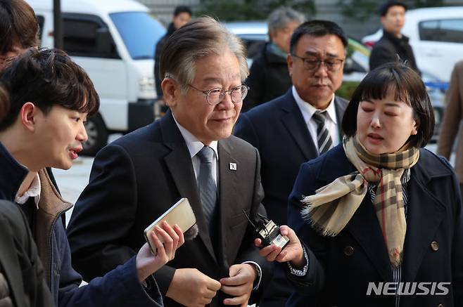 [서울=뉴시스] 권창회 기자 = 이재명 더불어민주당 대표가 10일 오전 서울 서초구 서울중앙지법에서 열린 공직선거법 위반 혐의 공판에 출석하고 있다. 2023.11.10. kch0523@newsis.com