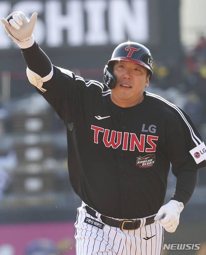 [수원=뉴시스] 김근수 기자 = 11일 오후 경기 수원시 kt위즈파크에서 열린 2023 KBO 한국시리즈 4차전 LG 트윈스와 kt 위즈의 경기, 1회초 1사 주자 1루 상황에서 LG 김현수가 선제 투런 홈런을 치고 있다. 2023.11.11. ks@newsis.com