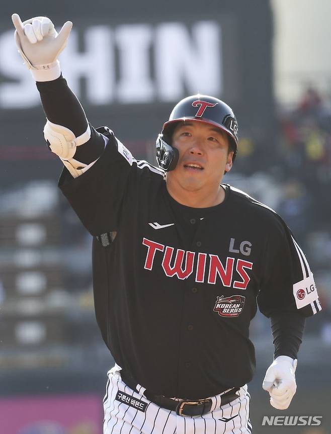 [수원=뉴시스] 김근수 기자 = 11일 오후 경기 수원시 kt위즈파크에서 열린 2023 KBO 한국시리즈 4차전 LG 트윈스와 kt 위즈의 경기, 1회초 1사 주자 1루 상황에서 LG 김현수가 선제 투런 홈런을 치고 베이스를 돌며 세리머니를 하고 있다. 2023.11.11. ks@newsis.com