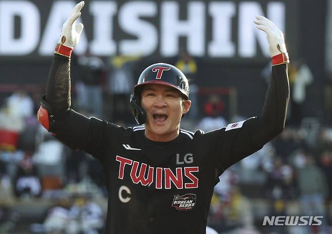 [수원=뉴시스] 김근수 기자 = 11일 오후 경기 수원시 kt위즈파크에서 열린 2023 KBO 한국시리즈 4차전 LG 트윈스와 kt 위즈의 경기, 7회초 1사 주자 1,3루 상황에서 LG 오지환이 쓰리런 홈런을 치고 베이스를 돌면서 기뻐하고 있다. 2023.11.11. ks@newsis.com