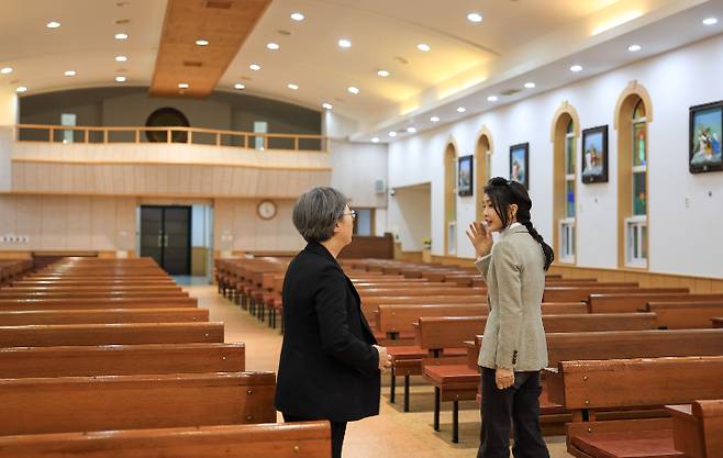 김건희 여사가 7일 오후 전남 고흥 소록도에서 한센인들이 직접 공사에 참여한 병사성당(국가등록문화재 제659호)을 방문해 설명을 듣고 있다. 대통령실 제공.