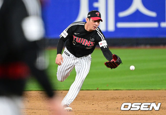 [OSEN=수원, 최규한 기자] 10일 오후 수원 KT위즈파크에서 ‘2023 신한은행 SOL KBO 포스트시즌 한국시리즈’ 3차전 KT 위즈와 LG 트윈스의 경기가 열렸다. 5회말 1사 1루 상황 KT 장성우의 내야 땅볼 때 LG 유격수 오지환이 포구 실책을 범하고 있다. 2023.11.10 / dreamer@osen.co.kr