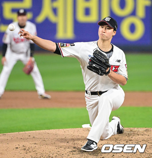 [OSEN=수원, 최규한 기자] 30일 오후 수원 KT위즈파크에서 ‘2023 신한은행 SOL KBO 포스트시즌 플레이오프’ 1차전 KT 위즈와 NC 다이노스의 경기가 열렸다.4회초 무사 1, 3루 상황 마운드에 오른 KT 엄상백이 힘차게 공을 뿌리고 있다. 2023.10.30 /