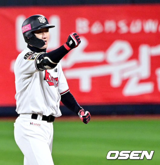 [OSEN=수원, 최규한 기자] 10일 오후 수원 KT위즈파크에서 ‘2023 신한은행 SOL KBO 포스트시즌 한국시리즈’ 3차전 KT 위즈와 LG 트윈스의 경기가 열렸다. 5회말 1사 2, 3루 상황 KT 김민혁이 추격의 1타점 적시타를 날리고 1루에 안착해 기뻐하고 있다. 2023.11.10 / dreamer@osen.co.kr