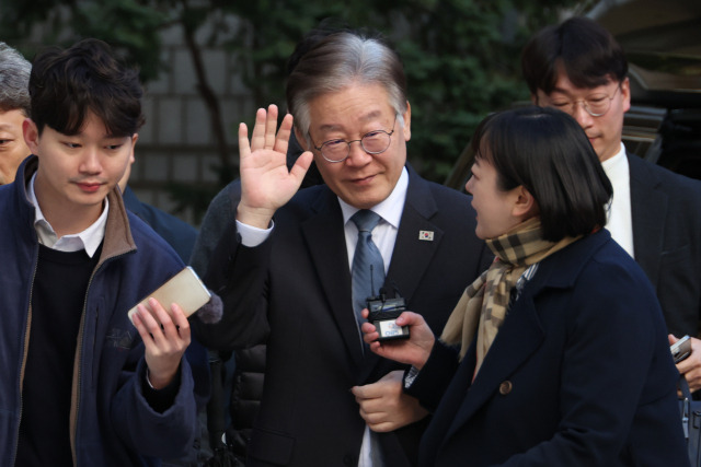 ▲더불어민주당 이재명 대표가 10일 오전 서울 서초구 서울중앙지법에서 열린 공직선거법 위반 관련 1심 공판에 출석하며 지지자들을 향해 손을 흔들고 있다. ⓒ연합뉴스