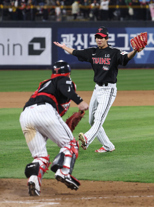 10일 오후 경기 수원시 kt위즈파크에서 열린 2023 KBO 한국시리즈 3차전 LG 트윈스와 kt 위즈의 경기, 8-7로 승리한 LG 마무리 이정용과 박동원이 세리머니를 하고 있다. 뉴시스