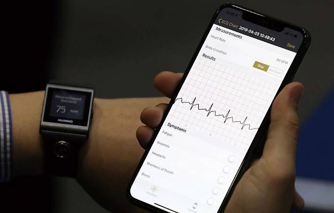 2019년 서울 코엑스에서 열린 '바이오코리아 2019'에서 한 관계자가 휴이노의 손목시계형 심전도 기기 메모워치를 설명하고 있다. ⓒ뉴시스