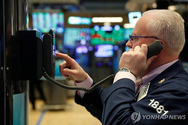 NYSE 입회장에서 일하는 트레이더의 모습 [연합뉴스 자료사진]