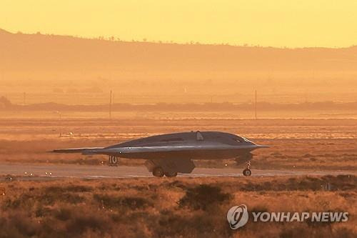 시험 비행차 이륙하는 B-21 [로이터 연합뉴스 자료사진. 재판매 및 DB 금지]