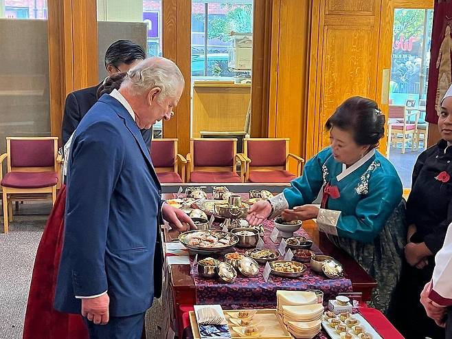 한식 생일상 설명 듣는 영국 찰스 3세 국왕 (런던=연합뉴스) 최윤정 특파원 = 영국 찰스 3세 국왕이 8일(현지시간) 뉴몰든 한인타운을 방문해서 한식 생일상에 관해 설명을 듣고 있다. 2023.11.11 merciel@yna.co.kr