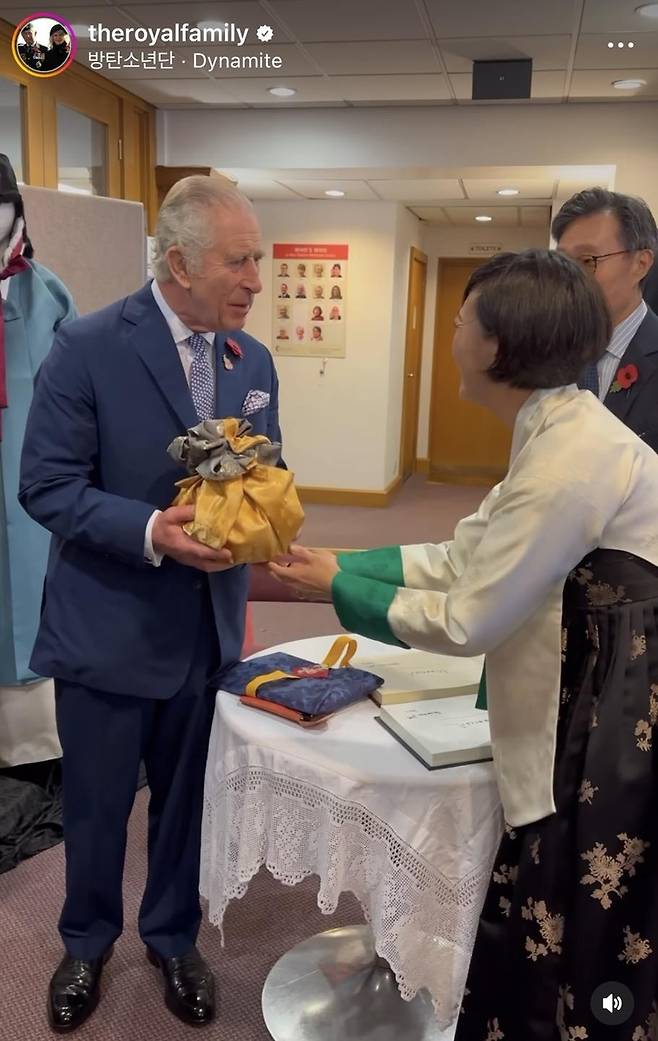 뉴몰든 한인타운 방문 중 김치 선물 받는 영국 찰스 3세 국왕 [영국 왕실 SNS 캡처. 재판매 및 DB 금지]