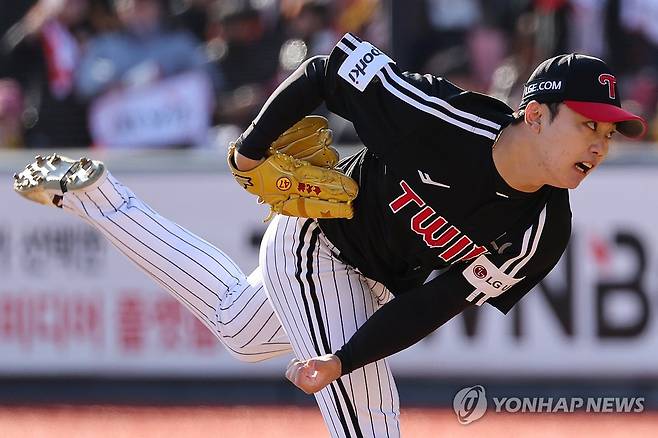 한국시리즈 4차전 LG 선발 김윤식 (수원=연합뉴스) 신현우 기자 = 11일 경기도 수원케이티위즈파크에서 열린 2023 KBO 한국시리즈 4차전 LG 트윈스와 kt wiz의 경기. 3회말 LG 선발투수 김윤식이 역투하고 있다. 2023.11.11 nowwego@yna.co.kr