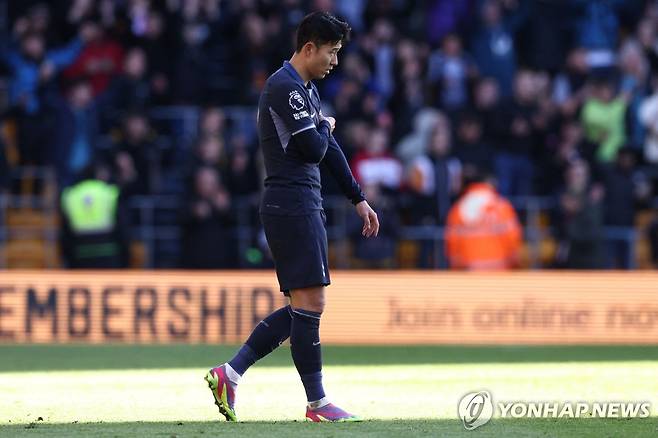 경기 마치고 아쉬워하는 손흥민 [AFP=연합뉴스]