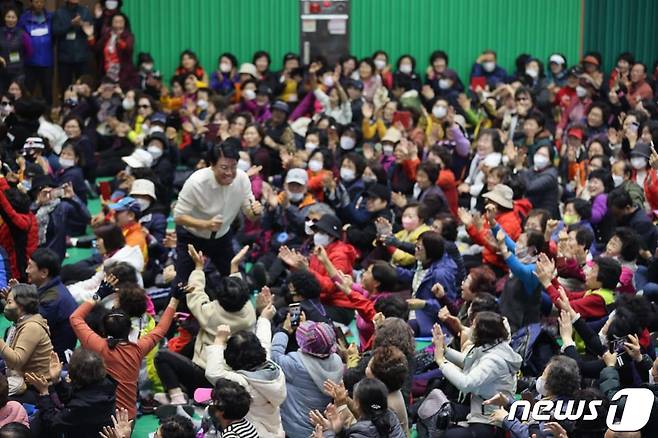 장제원 국민의힘 의원이 지난 11일 여원산악회에 참석했다. 이날 행사에는 4200여명이 참석했다(장제원 의원 페이스북 갈무리)