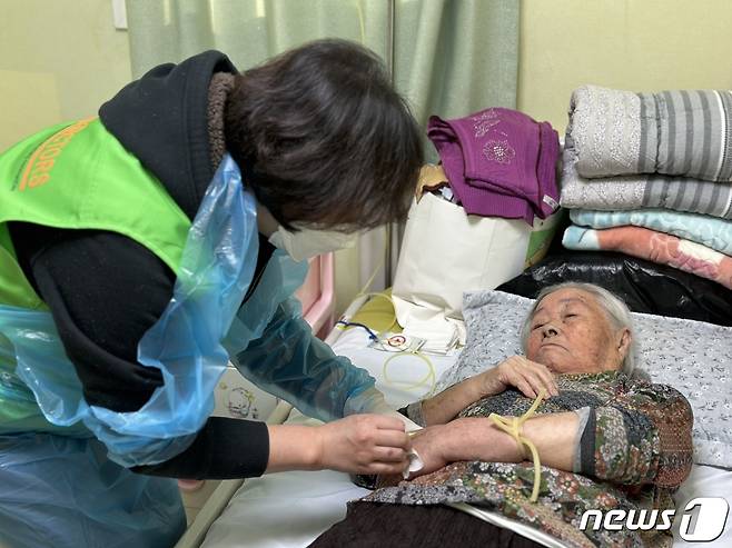 지난 11일 부산 북구 무지개언덕노인전문요양센터에서 의료진들이 무료 진료를 실시하고 있다.(그린닥터스재단 제공)