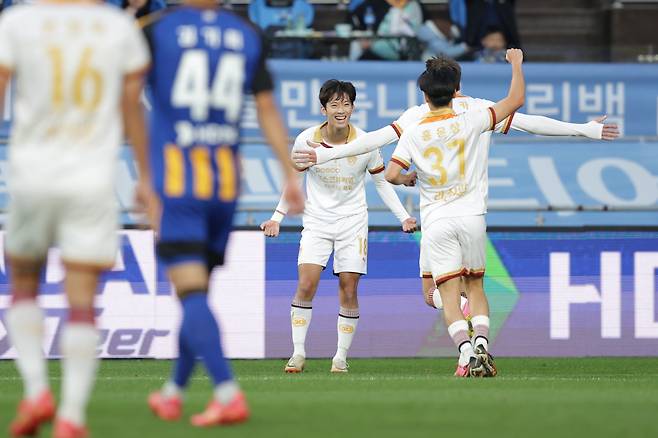 울산문수축구경기장/ K리그1/ 울산현대축구단 vs 포항스틸러스/ 파이널A/ 포항 강현재 득점/ 골 세레머니/ 사진 김정수