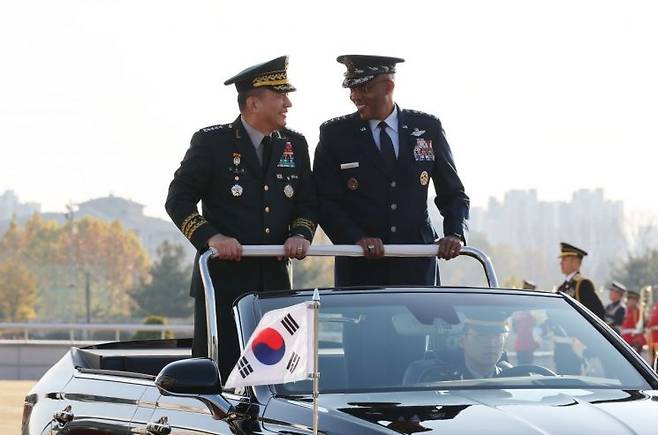 김승겸 합참의장(왼쪽)과 찰스 브라운 미국 합참의장이 12일 오전 서울 용산구 국방부 연병장에서 열린 환영 의장 행사에 참석하며 대화를 나누고 있다. 2023.11.12 [사진공동취재단]