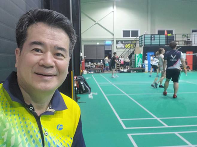 오후 7시에 이발소 문을 닫으면 주 3일은 배드민턴을 치러 인근 고등학교 체육관에 간다. 동호회원들이 6시부터 10시 사이에 수십명이 모여든다고.  조동근 씨 제공