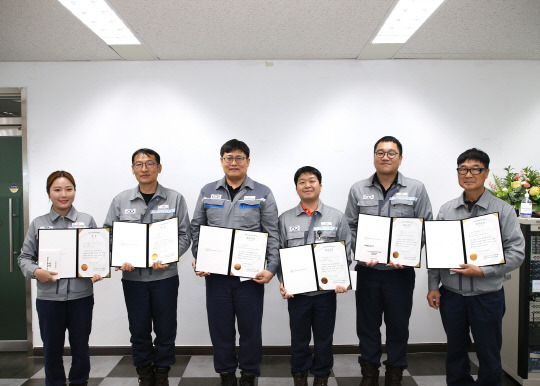 지난 10일 한화오션 거제사업장에서 열린 자동화 경진대회 시상식에서 수상자들이 기념 촬영을 하고 있다. 한화오션 제공